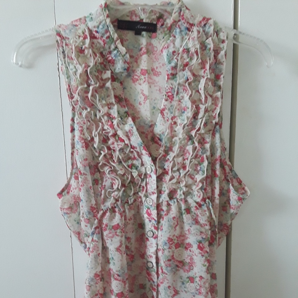 Juniors sleeveless top